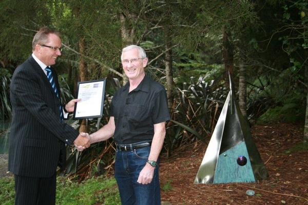 Leen van Duin presents Murray Swan with his People's Choice Award